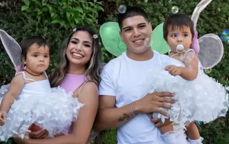 Daniela Celis y Thiago Medina junto a sus hijas, Laia y Aim