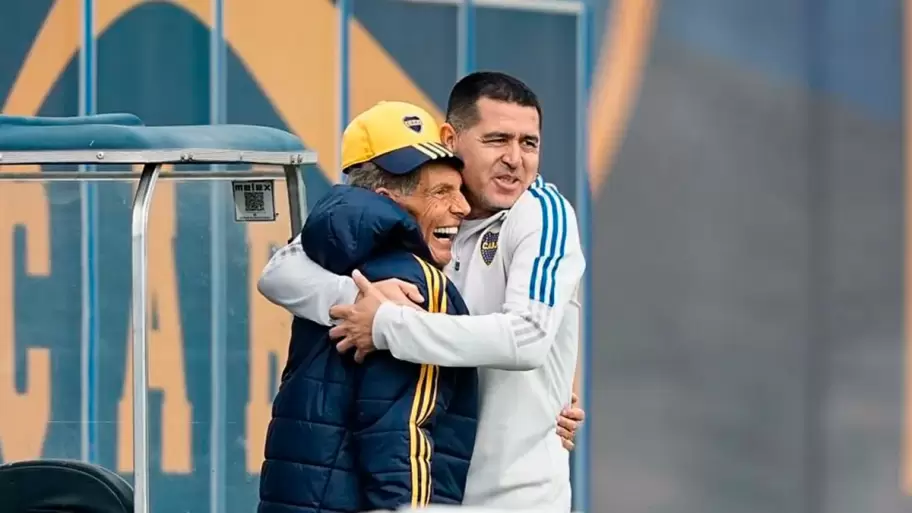 Juan Romn Riquelme a los abrazos con Miguel ngel Russo