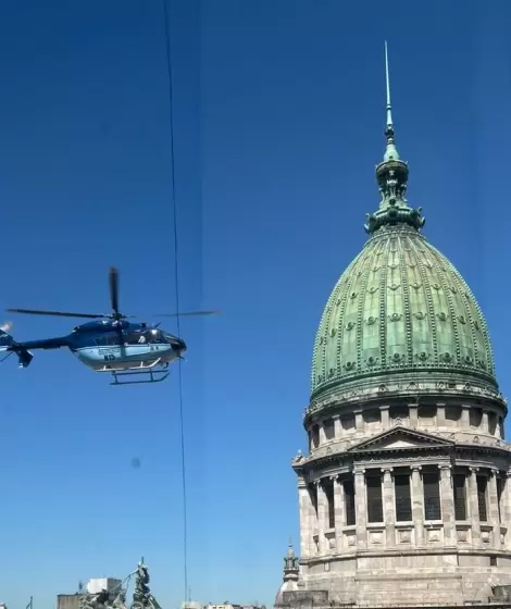 Un helicptero sobrevol los techos del Congreso
