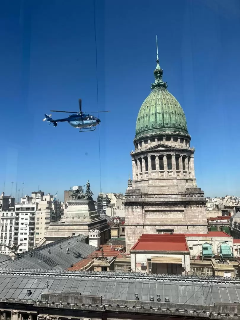 Un helicptero sobrevuela el Congreso