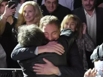 El abrazo entre Diego Santilli y Javier Milei en el Movistar Arena
