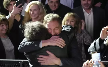 El abrazo entre Diego Santilli y Javier Milei en el Movistar Arena