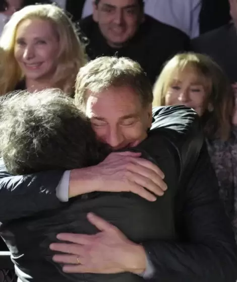 El abrazo entre Diego Santilli y Javier Milei en el Movistar Arena