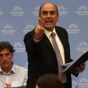 Guillermo Francos perdi sus estribos y agredi a un ciudadano que lo cuestion por la toma de deuda: "Fuck you"