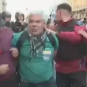 Represión en el Congreso: tres detenidos, golpes y empujones en la marcha de jubilados