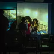 El teatro como resistencia heroica: Sergio "El Negro" Prina y la magia de lo cotidiano en "Que pase algo..."