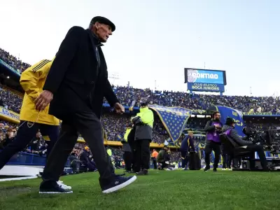 Miguel ngel Russo caminando en La Bombonera