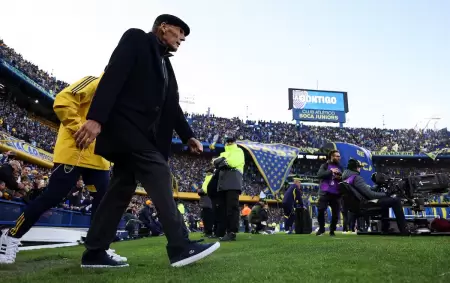 Miguel ngel Russo caminando en La Bombonera