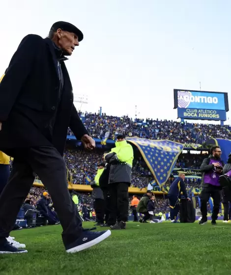 Miguel ngel Russo caminando en La Bombonera