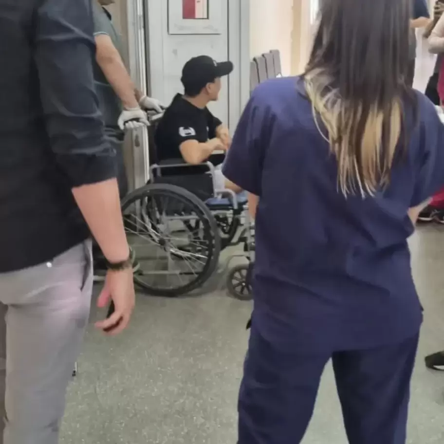 En silla de rueda, Thiago Medina abandon el Hospital Mariano y Luciano de la Vega