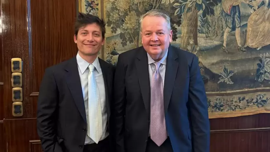 Santiago Caputo y Barry Bennet.