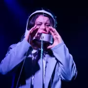 "Cruda, hija de los '90": una obra que reivindica la identidad villera desde la msica, el amor y el humor