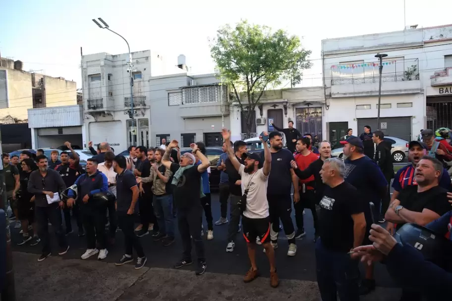 Los hinchas de San Lorenzo fueron a protestar a la sede de Avenida La Plata por la vuelta de Marcelo Moretti como presidente.