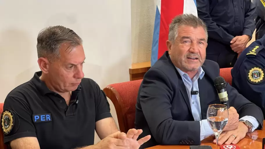 El ministro de Seguridad de Entre Ros, Nstor Roncaglia, en conferencia de prensa por el triple crimen que ejecut Pablo Laurta.