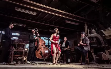 El Cachivache Quinteto lanz Dance Me to the End of Noise, su disco nmero quince