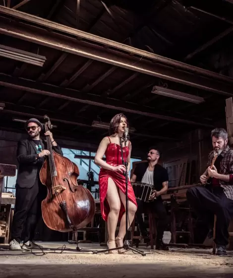 El Cachivache Quinteto lanz Dance Me to the End of Noise, su disco nmero quince