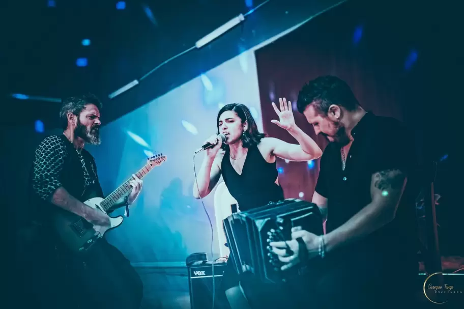 El Cachivache Quinteto lanz Dance Me to the End of Noise, su disco nmero quince