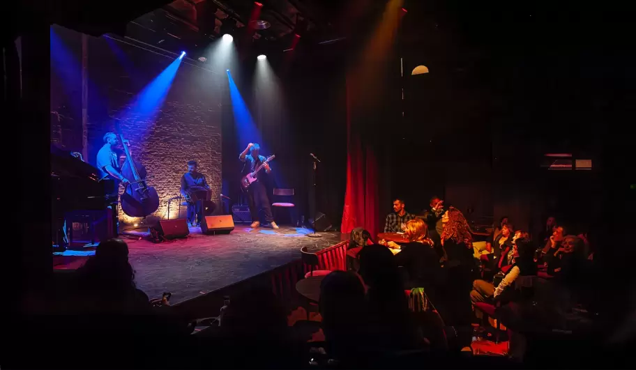 El Cachivache Quinteto lanz Dance Me to the End of Noise, su disco nmero quince