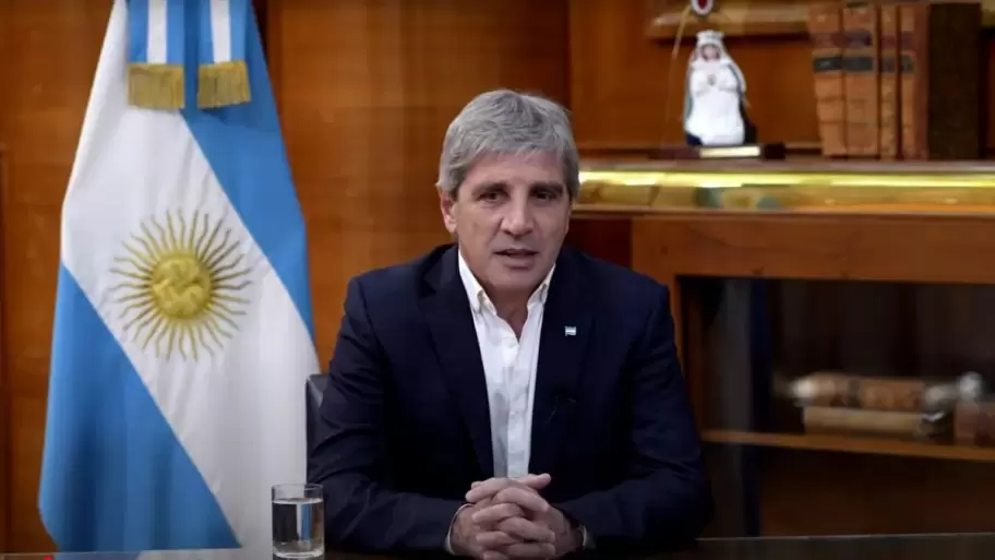 Luis Caputo festeja una Argentina que no existe y La Libertad Avanza la inventa