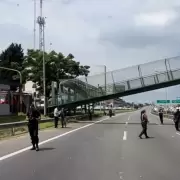 Impactante: un puente peatonal de la General Paz cay tras ser impactado por un camin