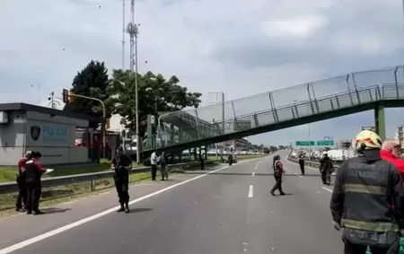 El puente peatonal que cay� en la avenida General Paz.
