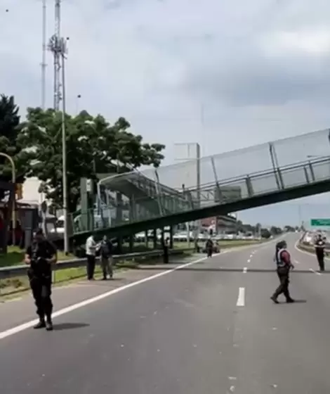 El puente peatonal que cay en la avenida General Paz.