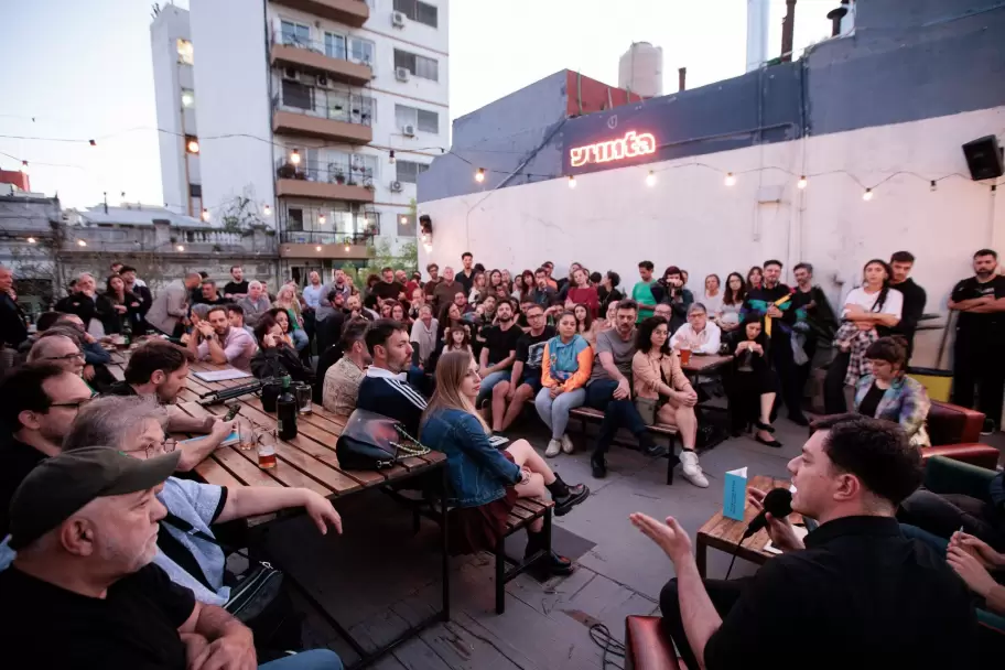 Una multitud los acompañó durante la presentación de su libro