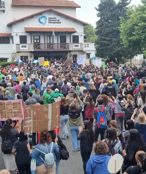 Familias y prestadores tomaron la Agencia Nacional de Discapacidad tras el veto de Milei a la Ley de Emergencia"