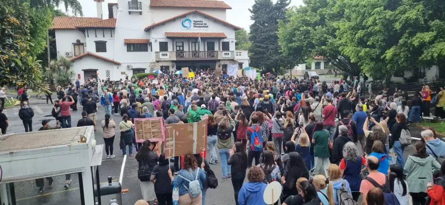 Familias y prestadores tomaron la Agencia Nacional de Discapacidad tras el veto de Milei a la Ley de Emergencia"