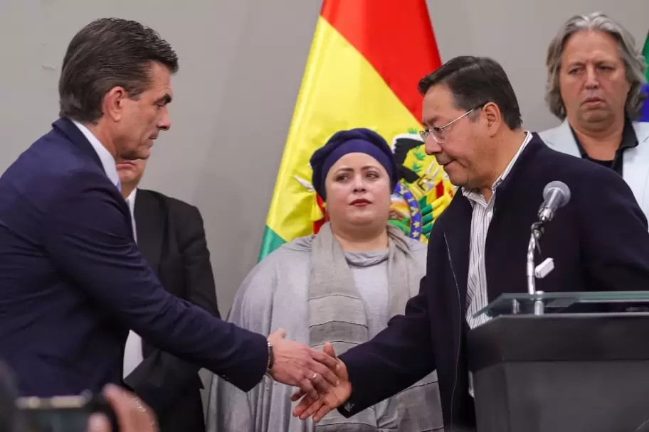 Rodrigo Paz Pereira estrecha la mano de Luis Arce.