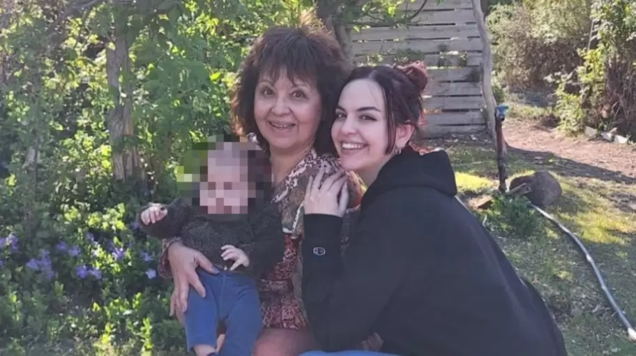 Juana Inés Morales junto a sui hija y nieta.