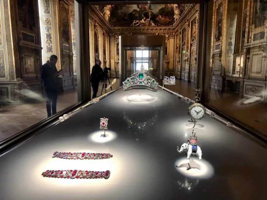 Algunas de las joyas que fueron robadas de Louvre