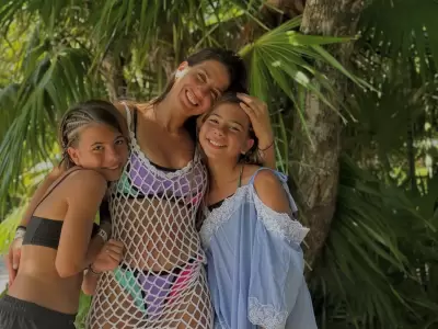 Cinthia Fernndez junto a sus hijas