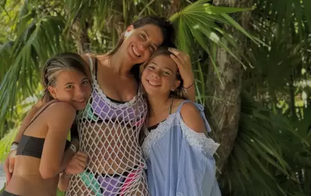 Cinthia Fernndez junto a sus hijas