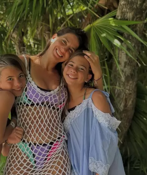 Cinthia Fernndez junto a sus hijas