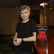 "Todo Arde": Juan Gómez-Jurado y un thriller intenso sobre justicia, amistad y venganza