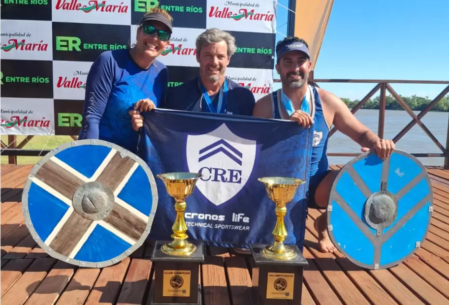 Nicols Dolberg, presidente del Club Remeros Escandinavos, entre dos ganadores.