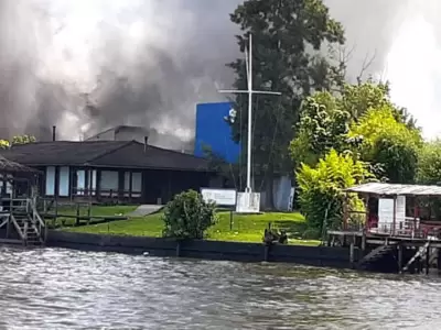 La columna de humo negro sobre el Club Remeros Escandinavos, el da del trgico incendio.