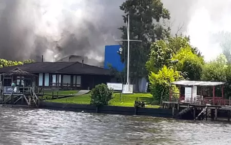 La columna de humo negro sobre el Club Remeros Escandinavos, el da del trgico incendio.