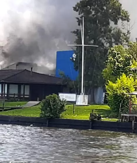 La columna de humo negro sobre el Club Remeros Escandinavos, el da del trgico incendio.