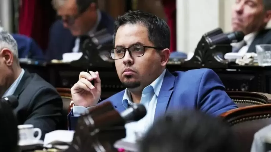 El legislador fueguino Santiago Pauli admitió que daría de baja contratos para poner "gente que cobre y nos pase el 100% del desarraigo"