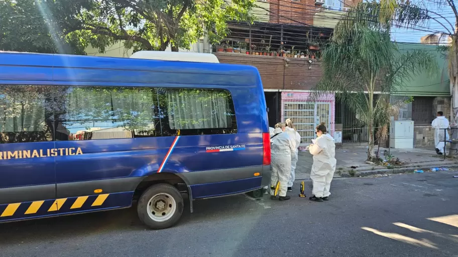 Polica forense en el domicilio de la vctima