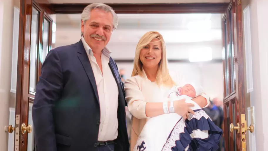Francisco junto a sus padres Fabiola Yañez y Alberto Fernández