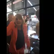 Una mujer increpó a Bullrich en un bar: "La vamos a recordar como la asesina de Maldonado y la golpeadora de viejos"