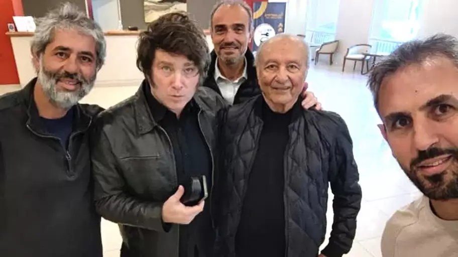 De izquierda a derecha: Adrián Menem, Javier Milei, "Lule" Menem, Eduardo Menem y Martín Menem