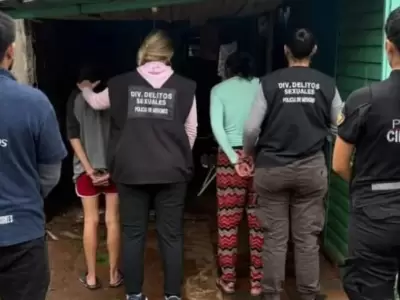 Una mujer de 23 aos y su madre, de 42, fueron detenidas acusadas de haber abusado de una nena de apenas tres aos