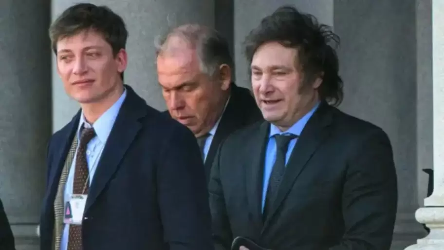 Santiago Caputo, Gerardo Werthein y Milei en una de las pocas fotos que los muestran juntos