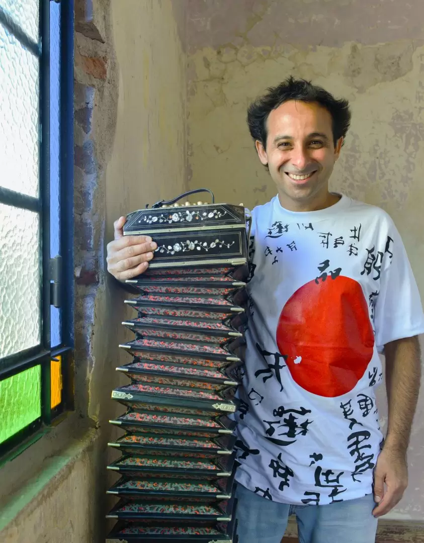 Peke Dima junto a "Angelito", su bandoneón.