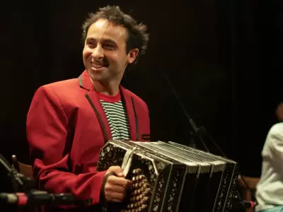 A los 23 aos adquiri su preciado Bandonen, luego comenz a estudiar tango con maestros de barrio.