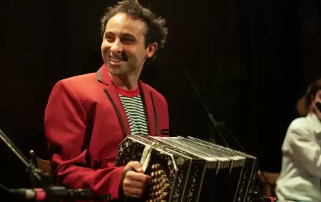 A los 23 aos adquiri su preciado Bandonen, luego comenz a estudiar tango con maestros de barrio.